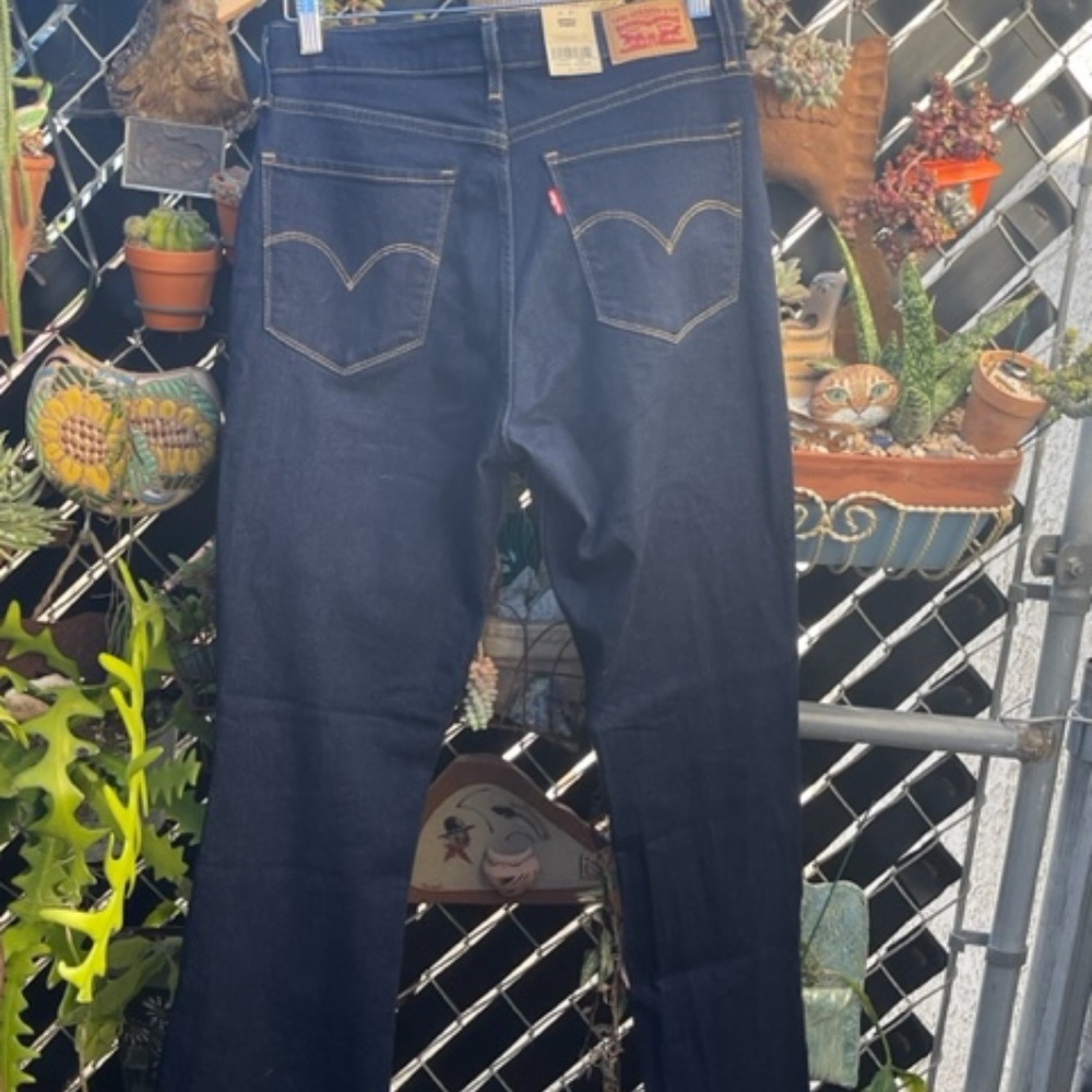 Woman's Dark Blue Levi Jean size 725 W30 L32. Size 10